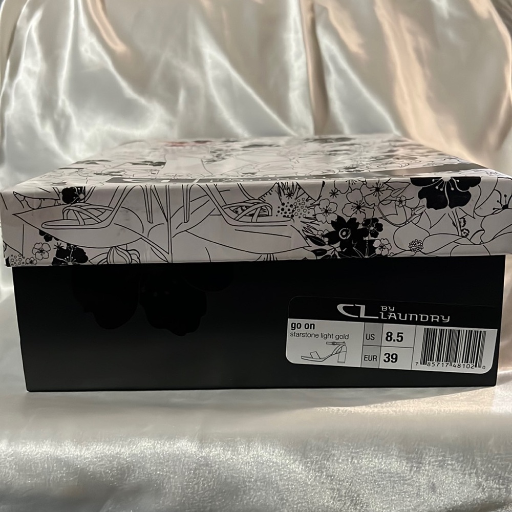 Chinese Laundry sz 8.5, tried on at store. Color is a shimmering gold.